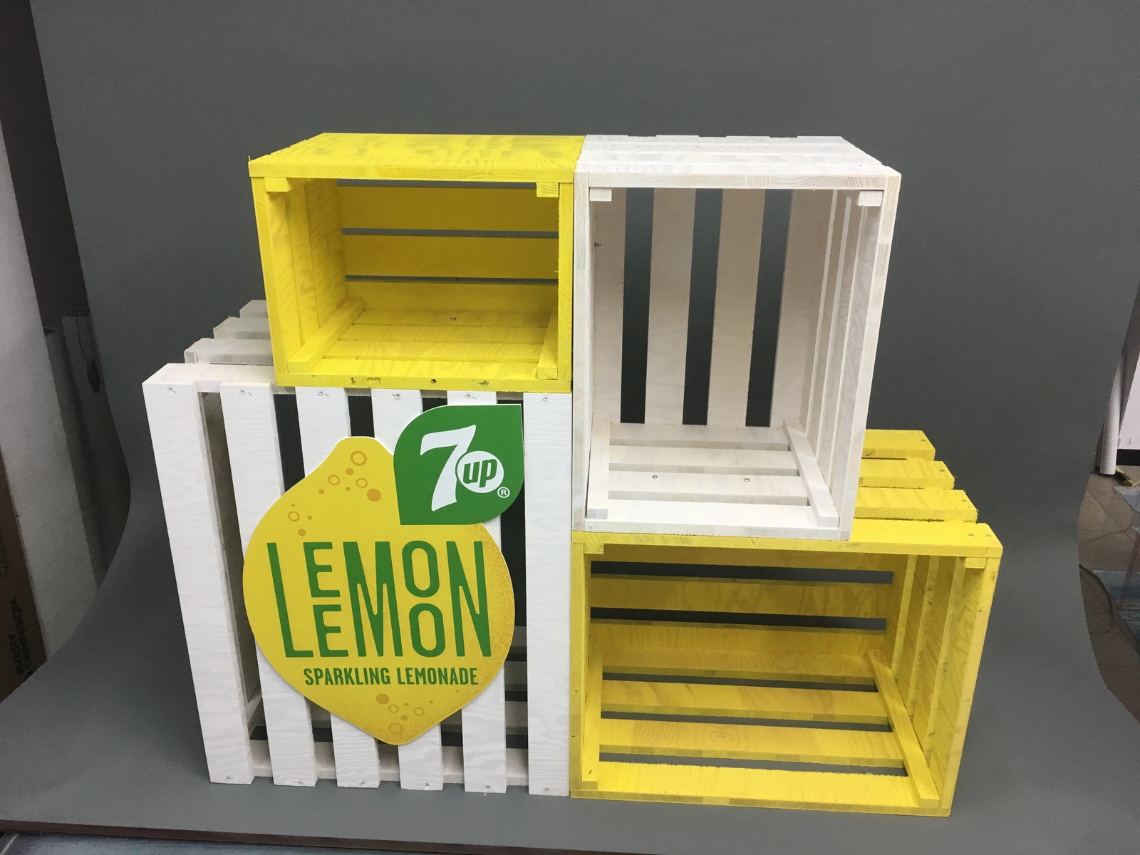 7UP — Display point sales from drewnianych skrzynek in colourach yellow and white with logo 7UP Lemon Lemon Sparkling Lemonade