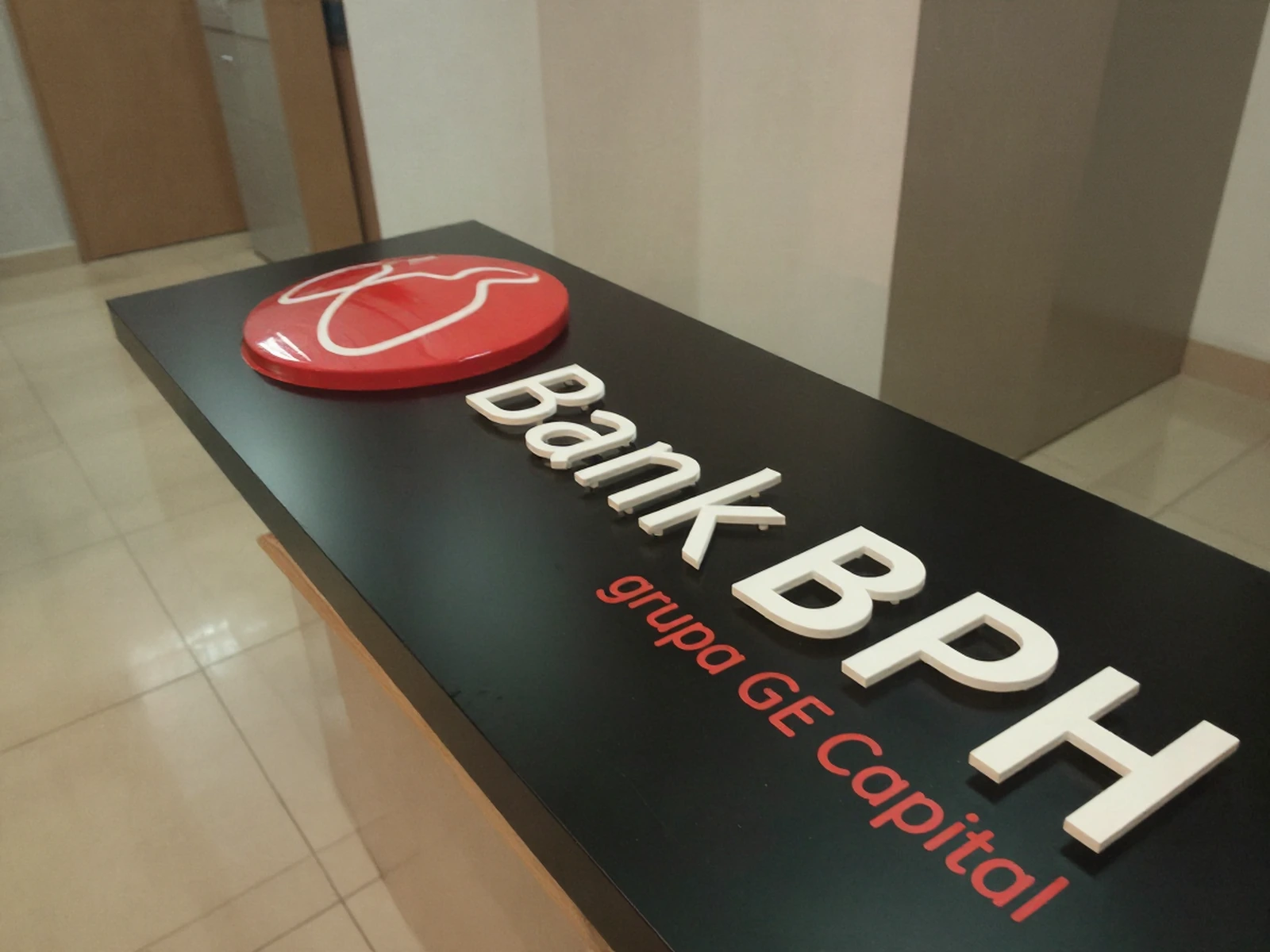 Bank BPH — advertising lightbox from przestrzennym logo