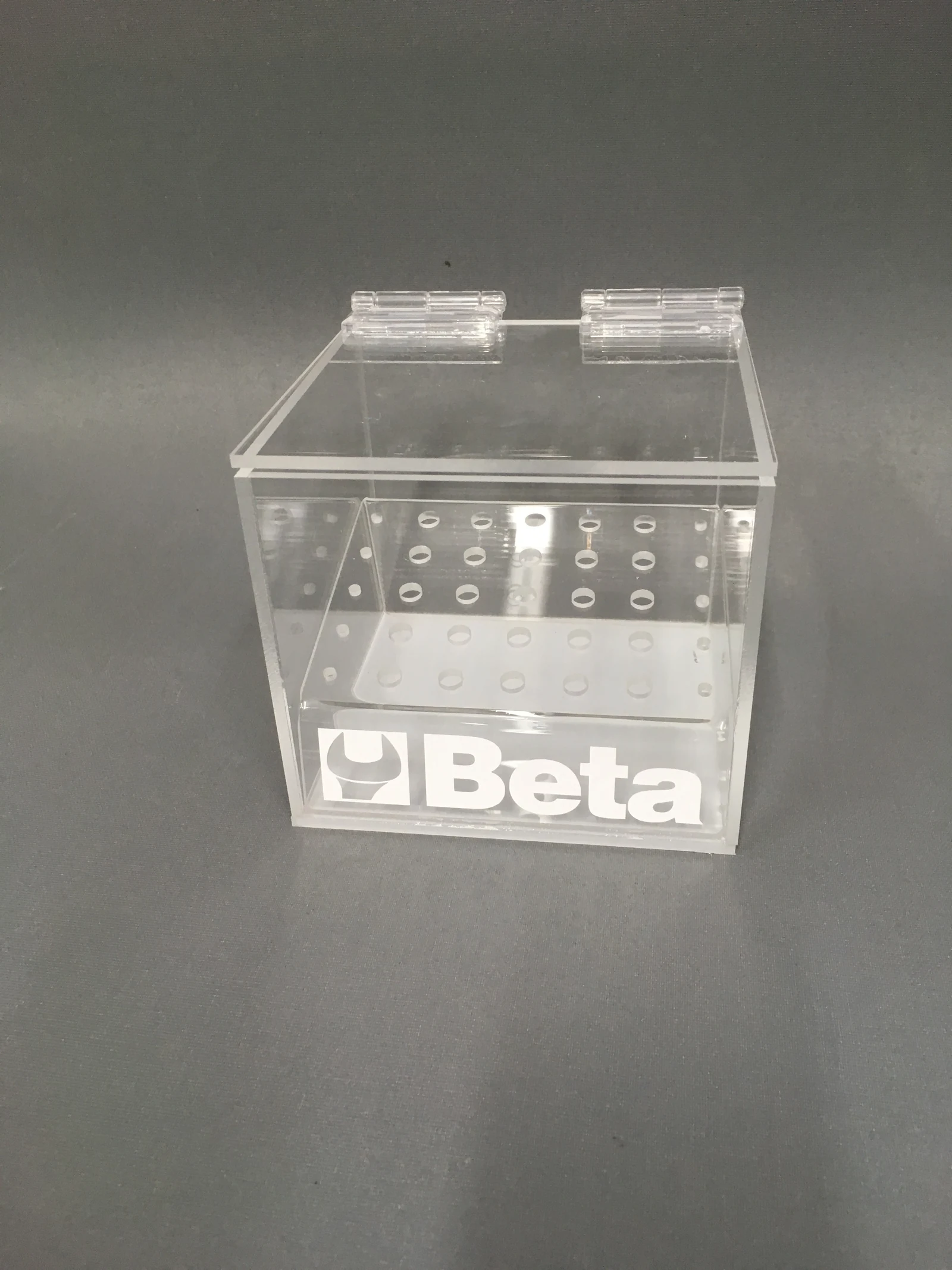 BiBeta — Transparent showcase exhibition from acrylic from openingi drzwiami and perforation for instalyearsionu, zastosowanie uniwersalne do