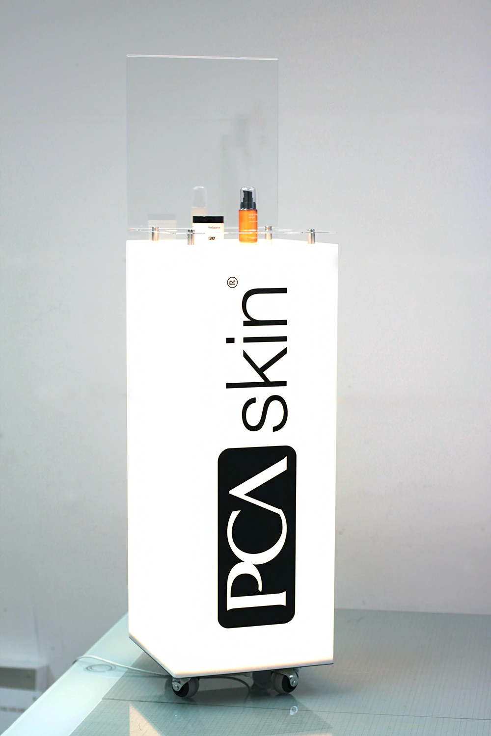 Biotreq — display mobilny for wheels for cosmetics brand PCA Skin — illuminated light box from frosted acrylic with print brandingu