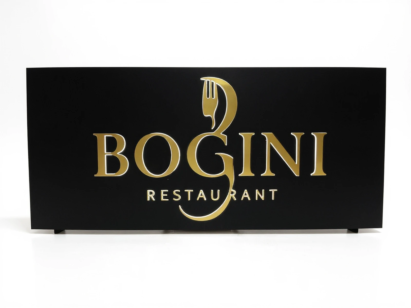 Bogini — Kaseton świetlny z logo restauracji, czarna tafla z złotymi literami i podświetleniem LED