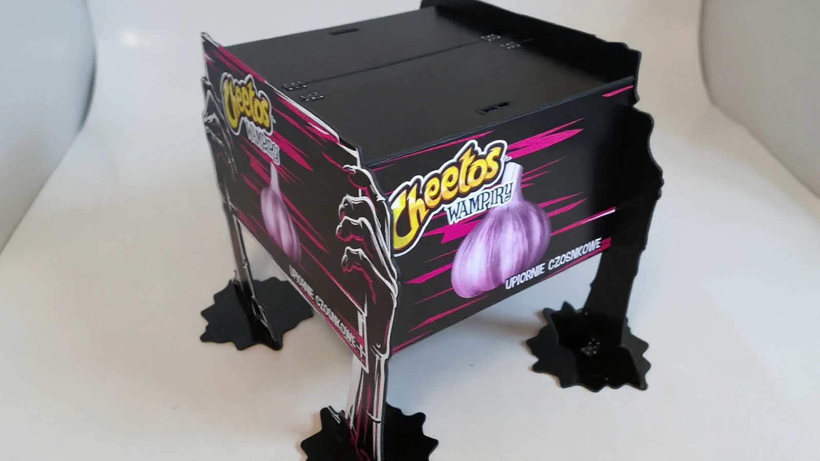 Stand display Cheetos from containeriem zasypowym