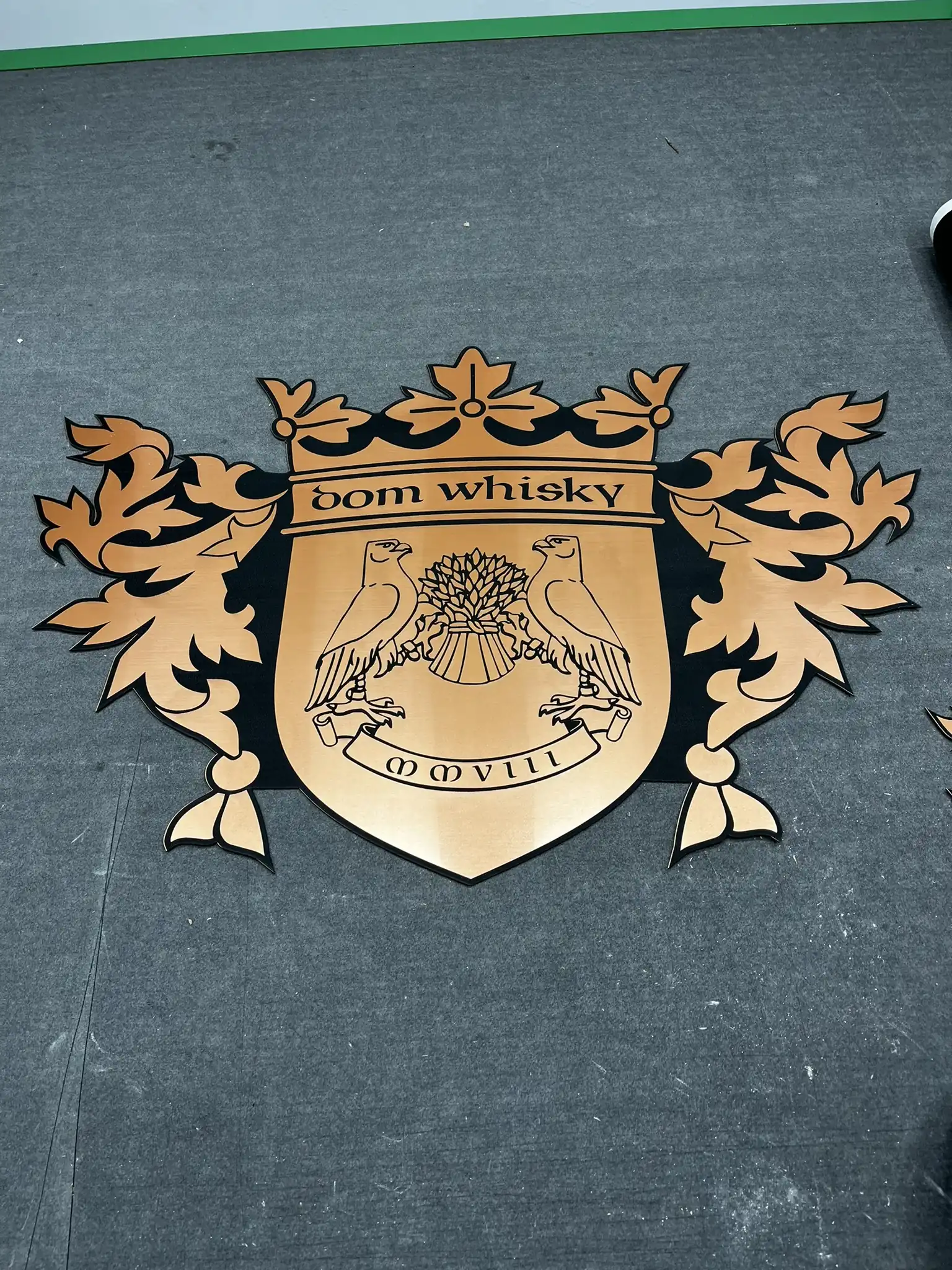 Dom Whisky — Heraldyczny logotyp from ozdobnym herbem, crown and wings for the brand whisky, made from wood or material kompozytowe