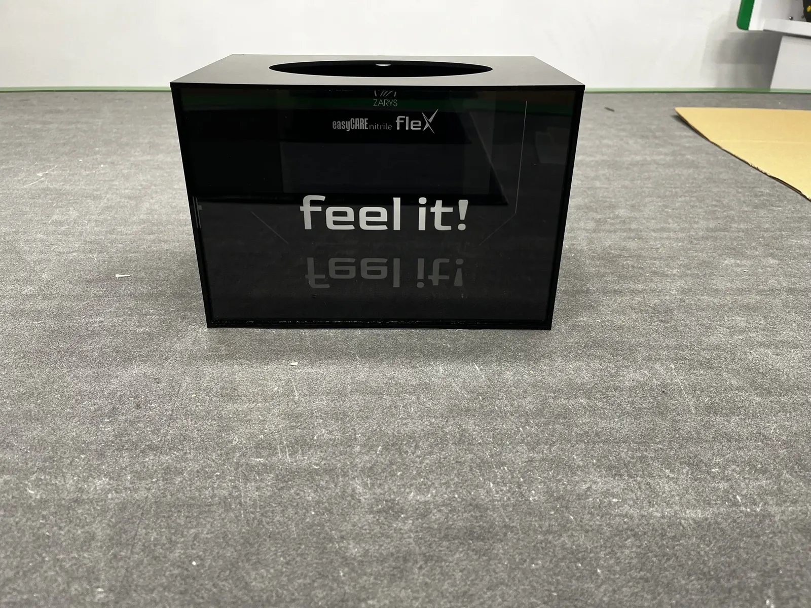 easyCORE by fleX — Czarna showcase/lightbox display from acrylic, rectangular, z opening for top, for wystawiania products.