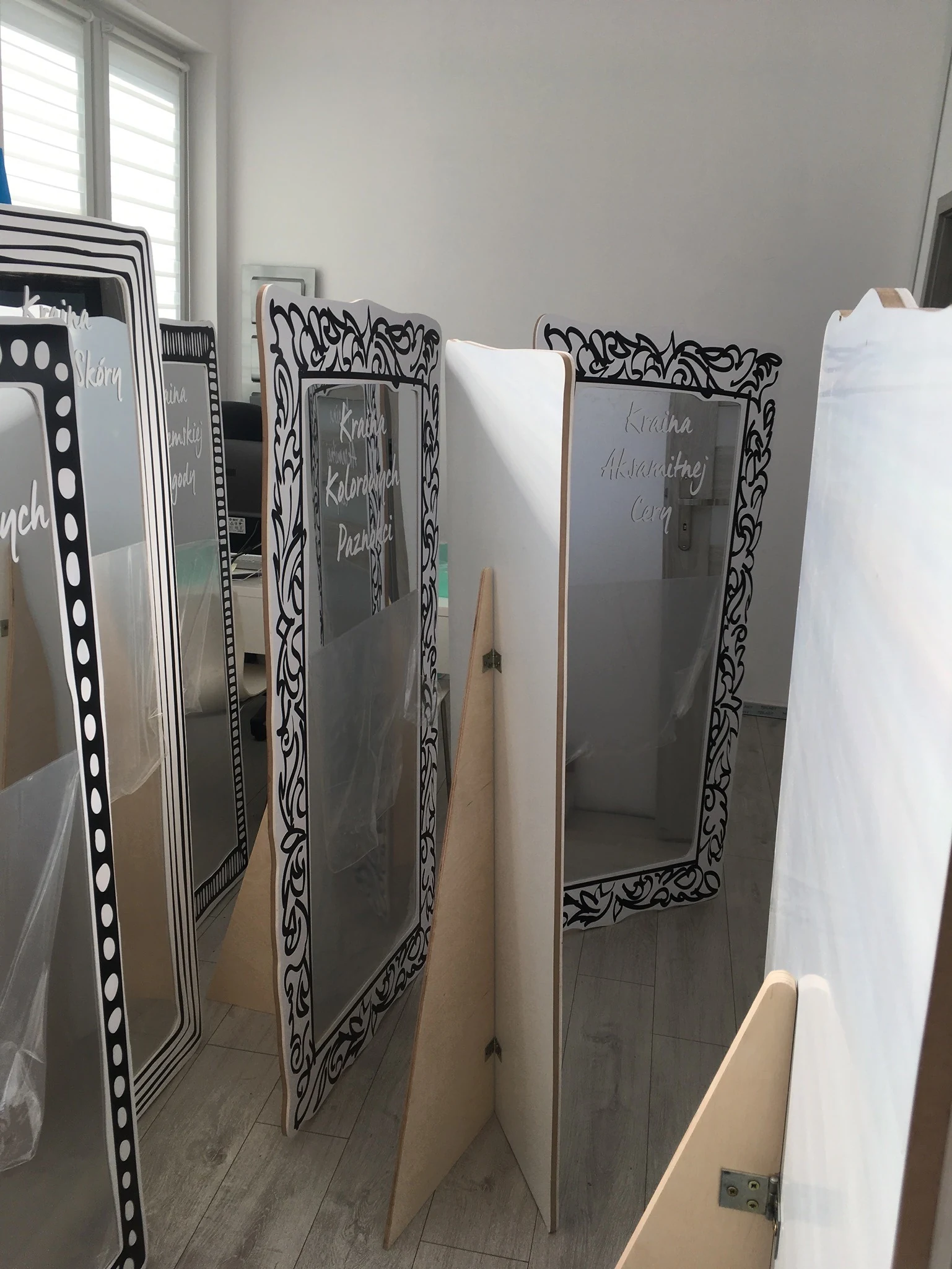 Ewesa — decor for event campaign, grafika + srebrne lustro + pcv. Frequent selection for the industry weselnej and eventj