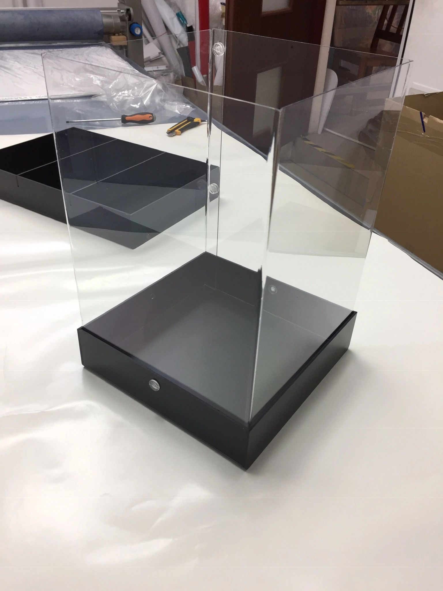 Universal showcase — display dome from clear acrylic (5 mm UV-bonded panels) on a black lacquered base from 10 mm acrylic — with decorative