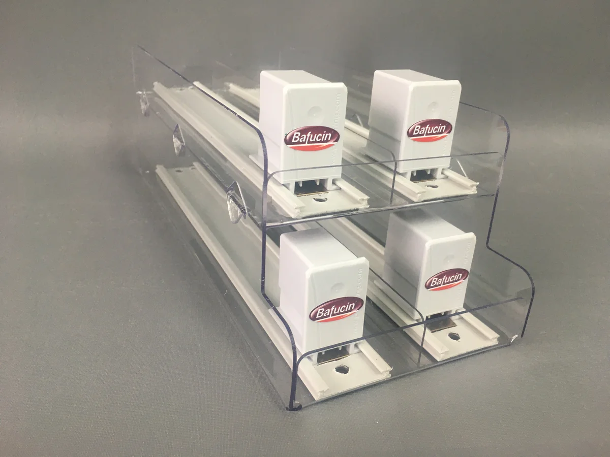 Display farmaceutyczny dwupoziomowy from czterema pusherami — clear acrylic