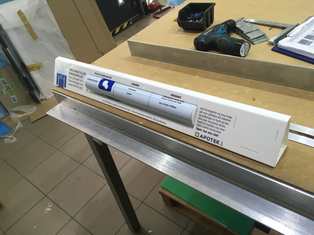 Topper apteczny edukacyjny — white HIPS with UV print, labels Norwegiane