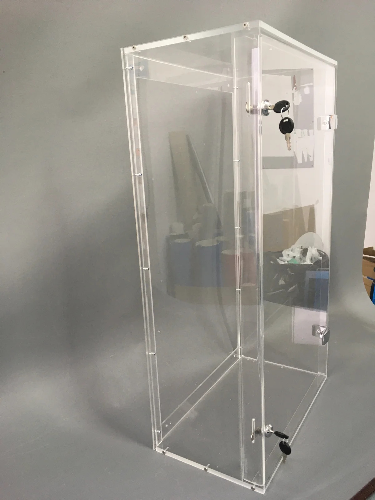Showcase zamykana from clear acrylic — high pionowa from patent locks