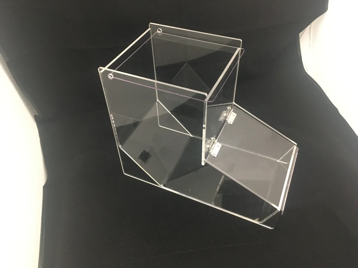 Container czerpakowy from clear acrylic with a lid for metal hinges