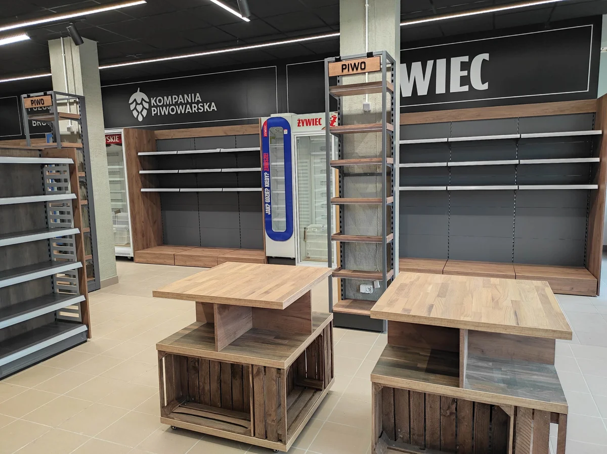 Grocery store interior — strefa beer from fridges and shelving wood-look