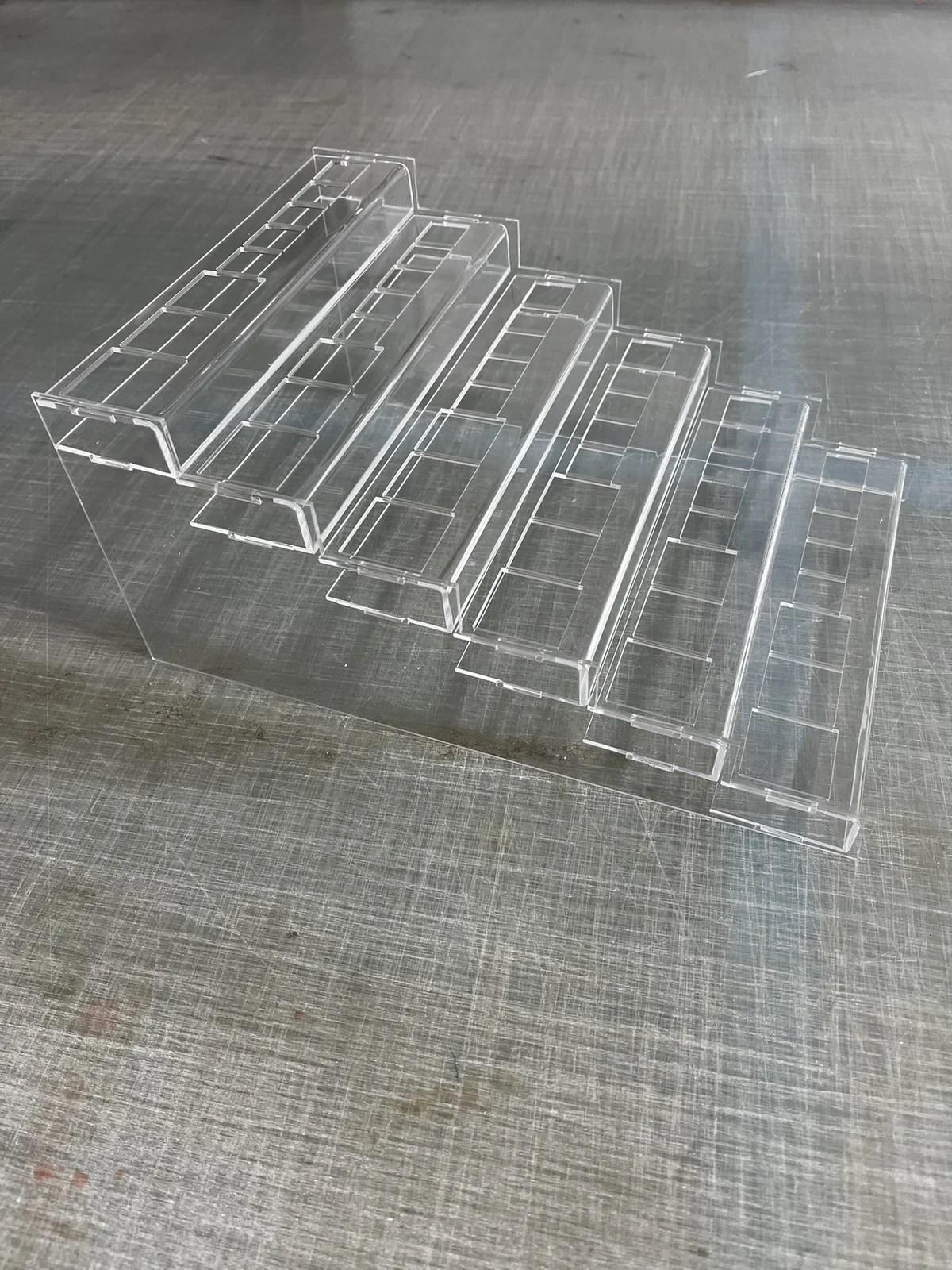 Stepped display from clear acrylic — six stopni from grooves