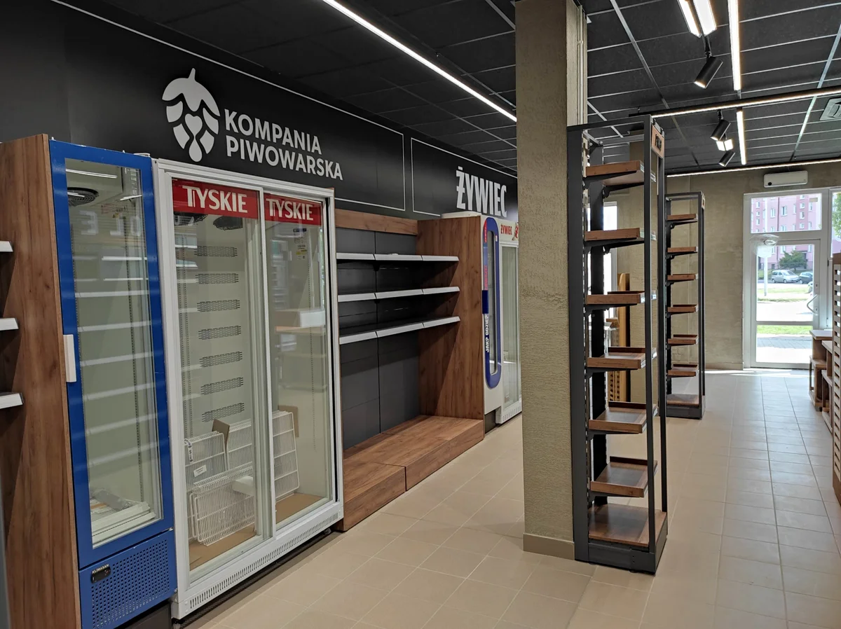 Store interior chainowego — shelving, fridges, lightboxy brands beer