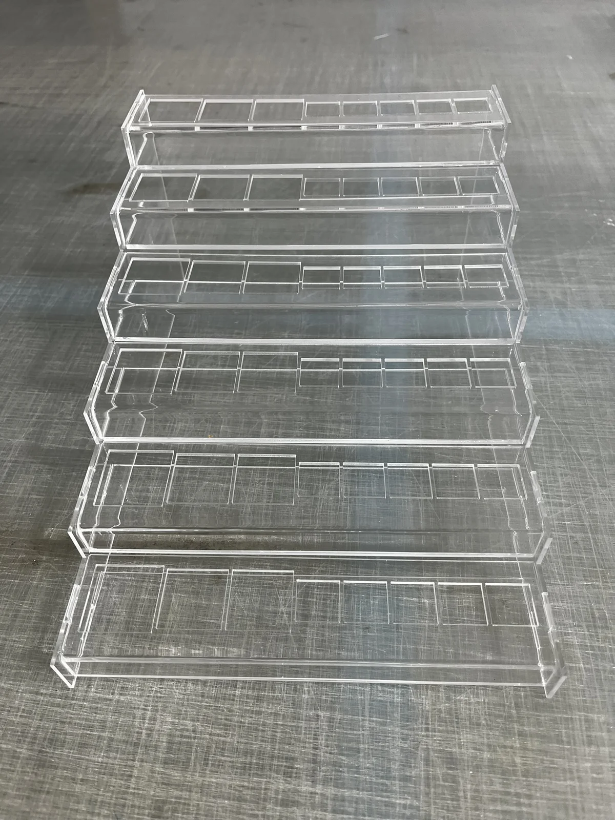 Prosty stand stepped from clear acrylic — szynowa construction