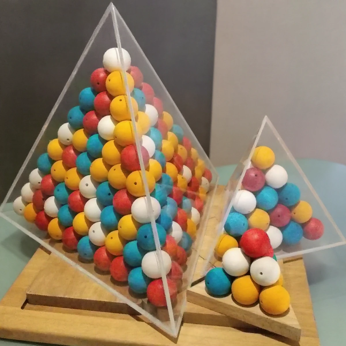 EKSPOZYTER piramida from acrylic from colouredmi balls