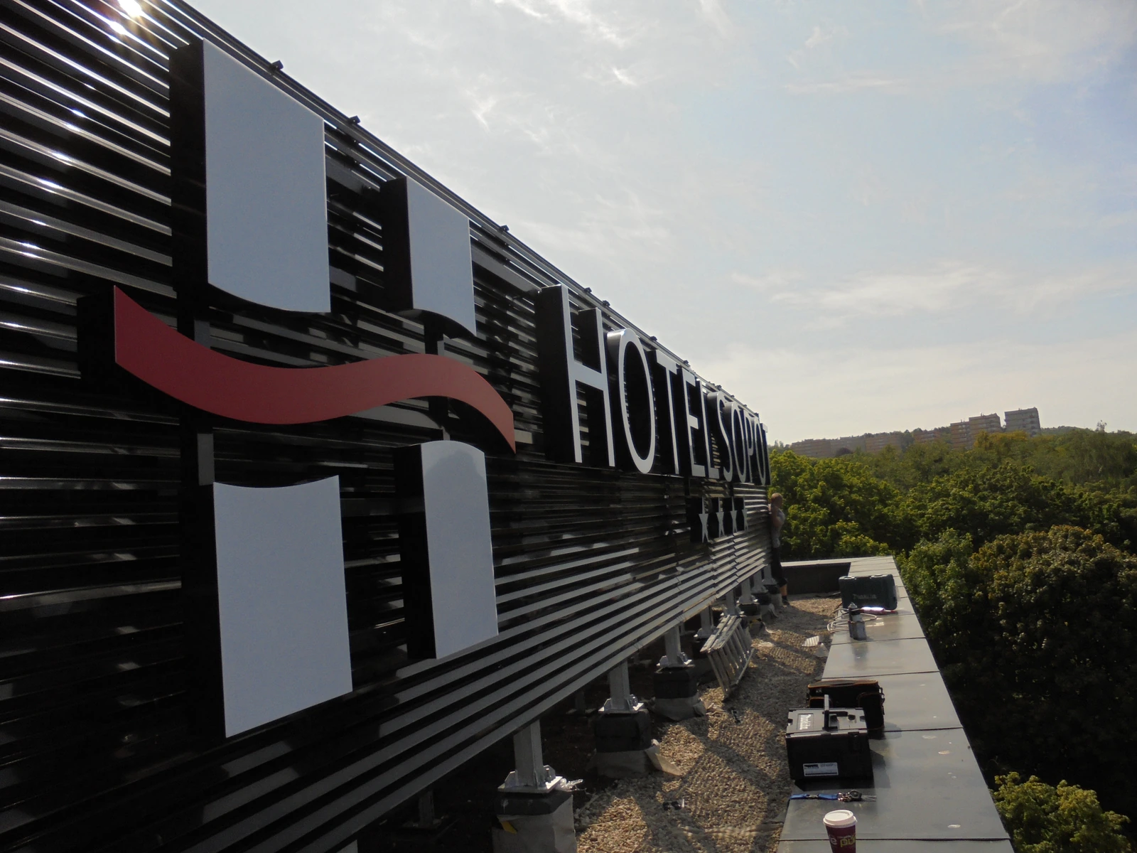 Hotel sopot — Logo na elewacji hotelu