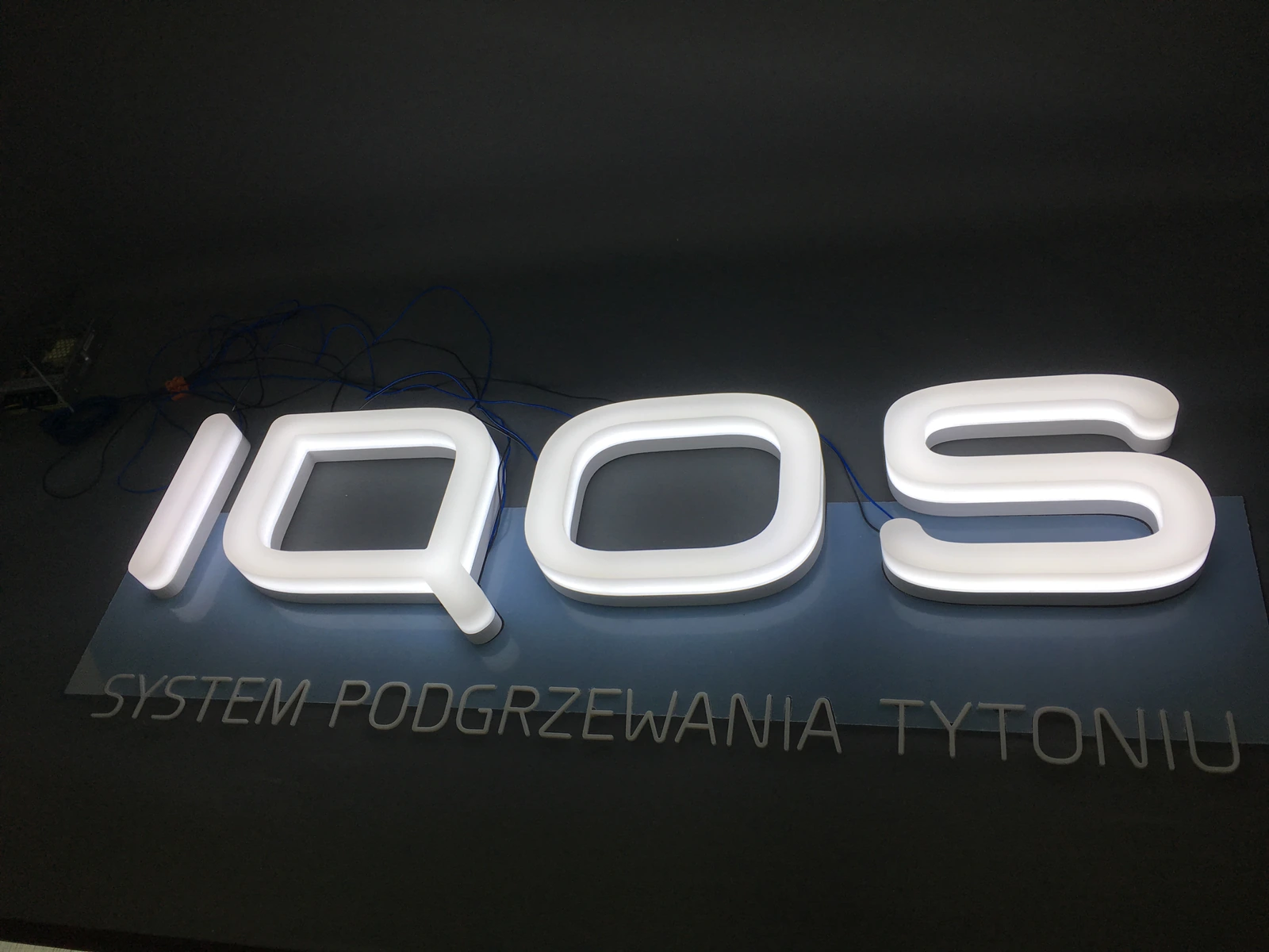 IQ05 — Lightbox neonowy LED with logotypem brand for illuminatedj base, made from plastiku/plexi from wbudowanym lighting ne
