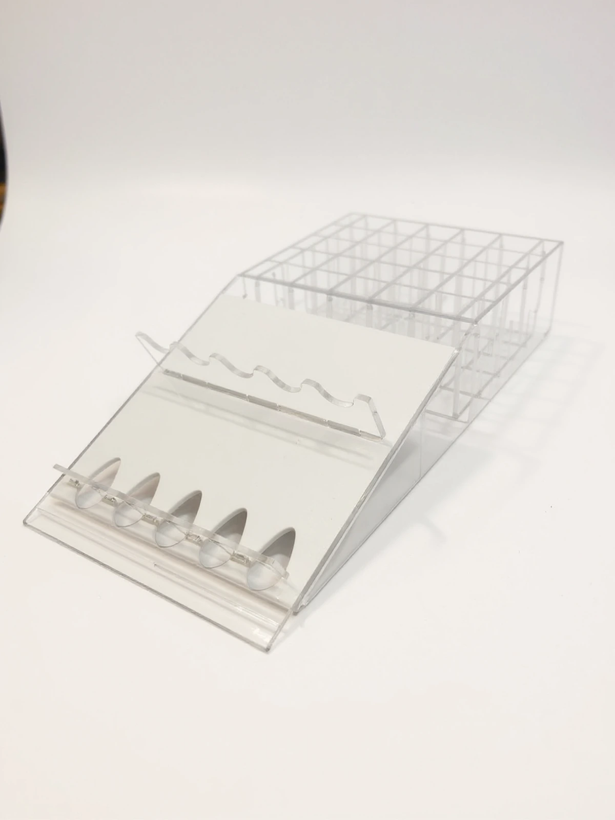 Project PlexiSystem — Display from acrylic for presenting glasses from przegrodzami, white base with openings for umieszczania oprawek