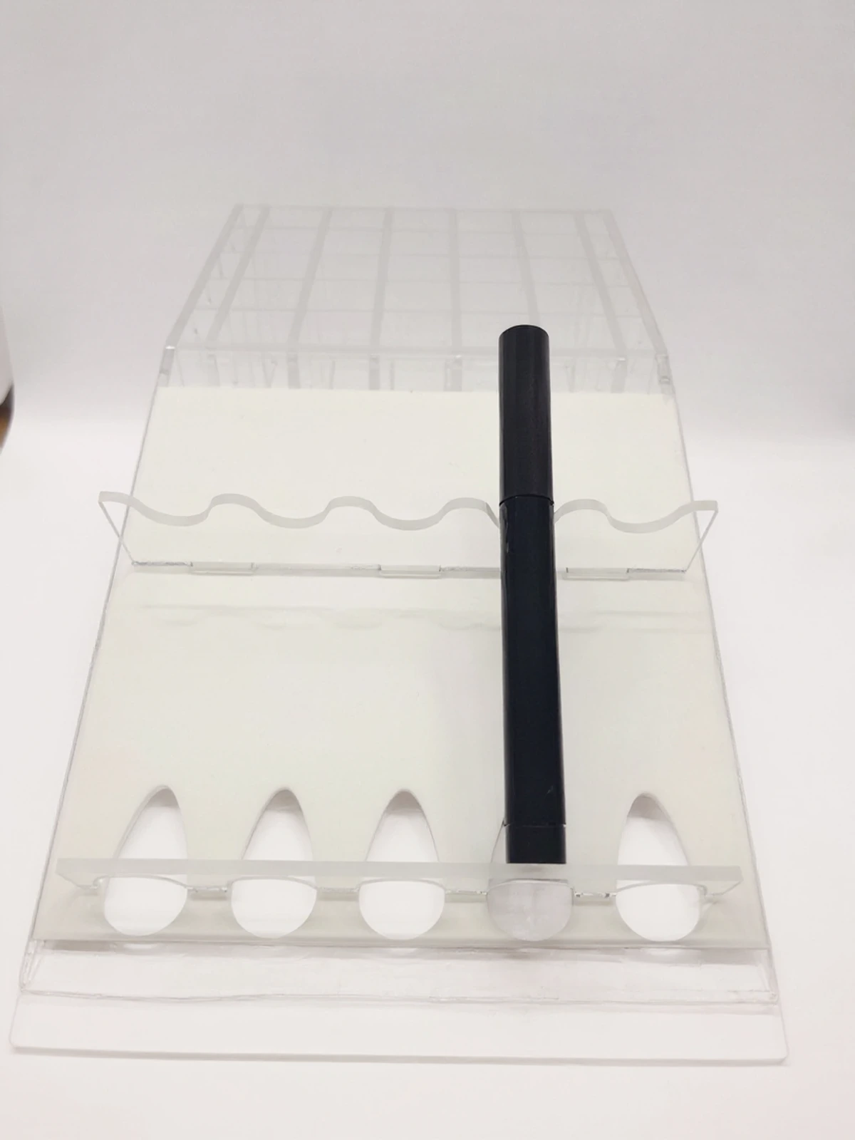 Project PlexiSystem — Transparent acrylic display for presenting items, z white base and openings for zawieszania, equipped in cz