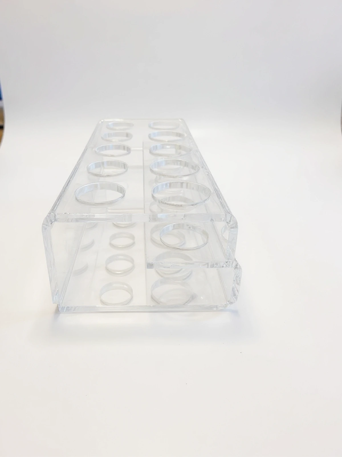 Project PlexiSystem — Przezroczysty lightbox/display from acrylic from dwoma rows cylindrycznych holes for display rings or small pr