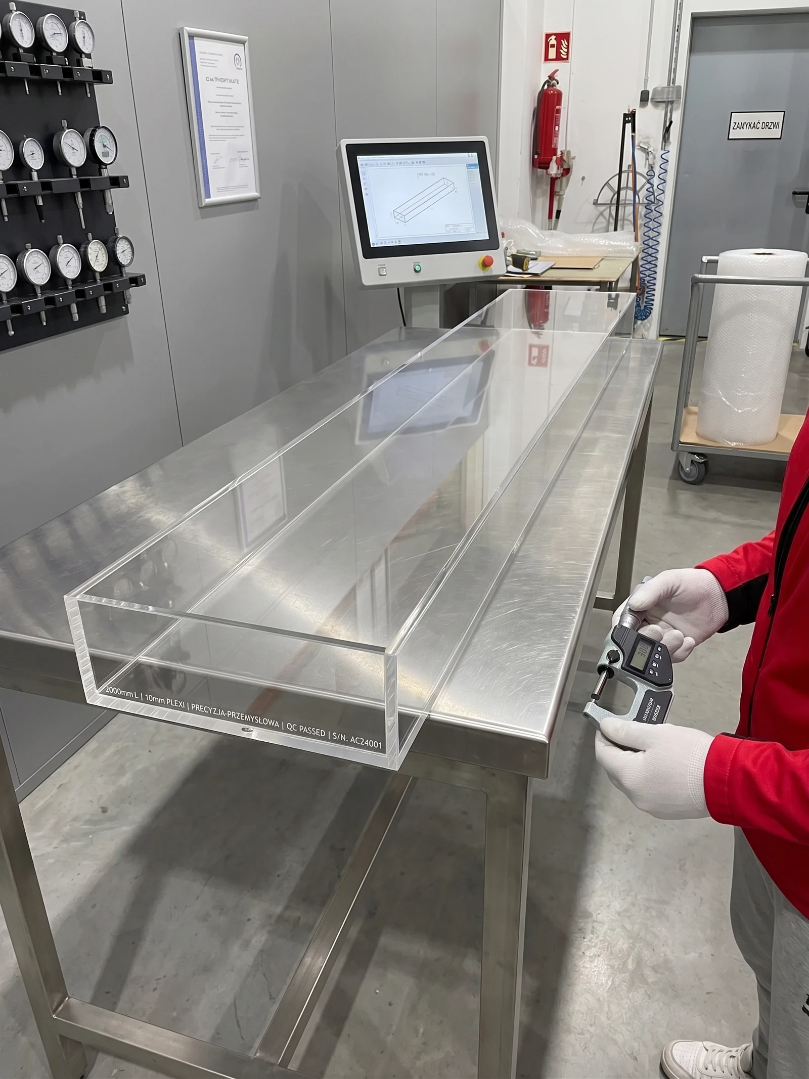 Client industrial — enclosure from clear acrylic 10mm of length 2000mm, bonded, QC zatwierdzone