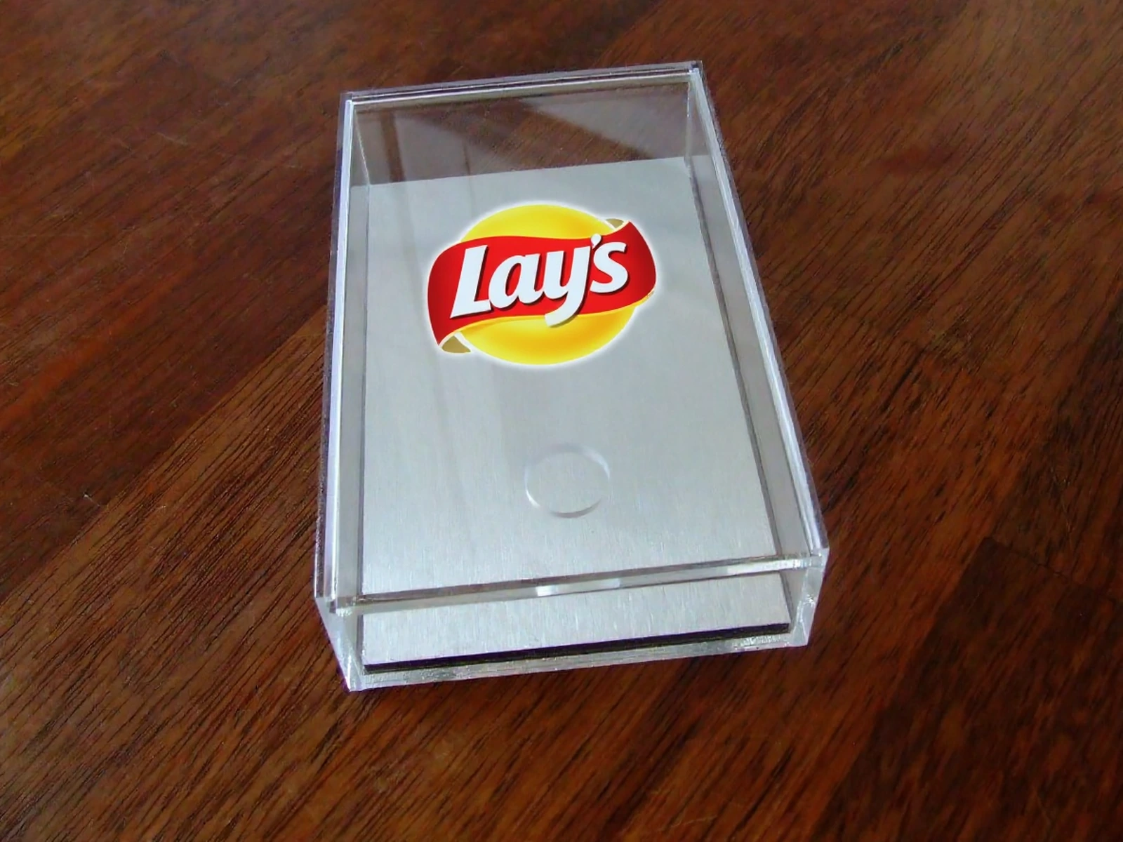 DISPLAY welcome pack from sliding front wall for gifts for the brand Lays