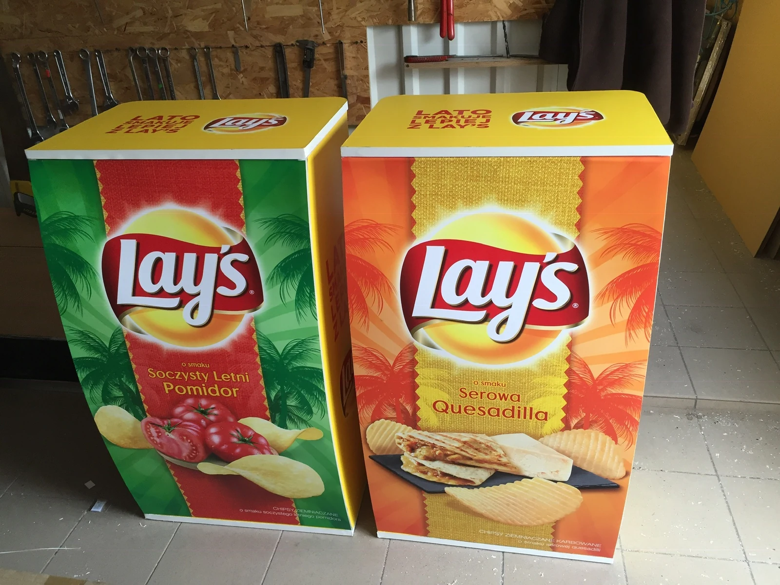 Lay's — Kartonowe displays/lightbox promoting products chip Lay's from wydrukami graficznymi and opening for products