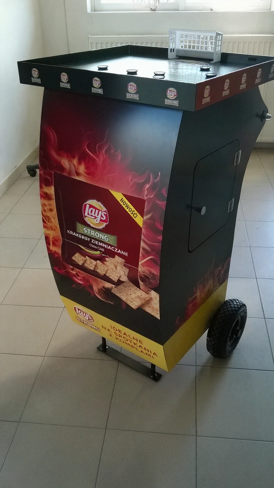 TROLLEY SAMPLINGOWY brand Lays — project display from acrylic made by PlexiSystem in 2015 year