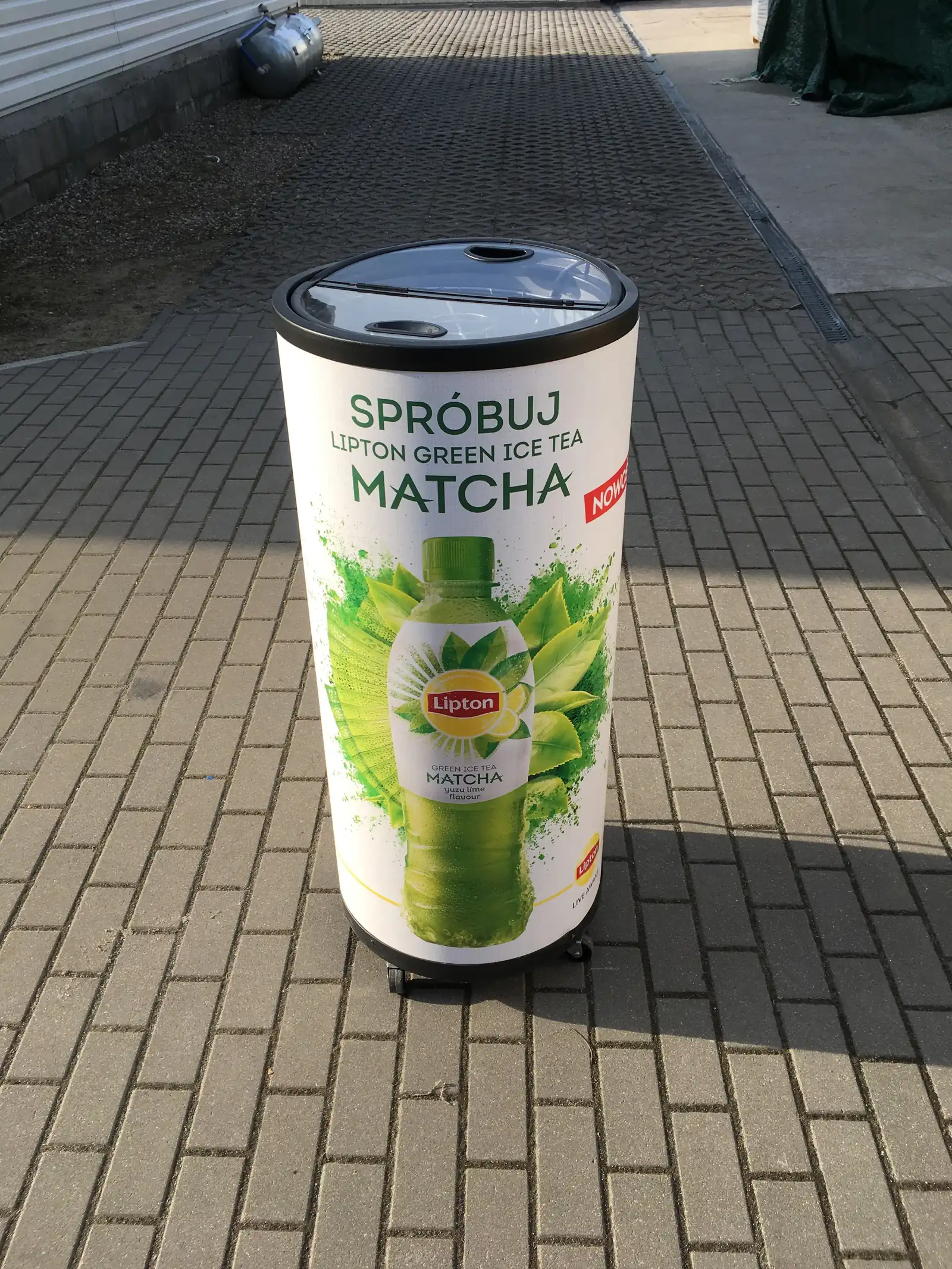 Lipton — Display cylindryczny from acrylic for presenting herbaty Lipton Sprouted Matcha, mounted for wallsie from bricks