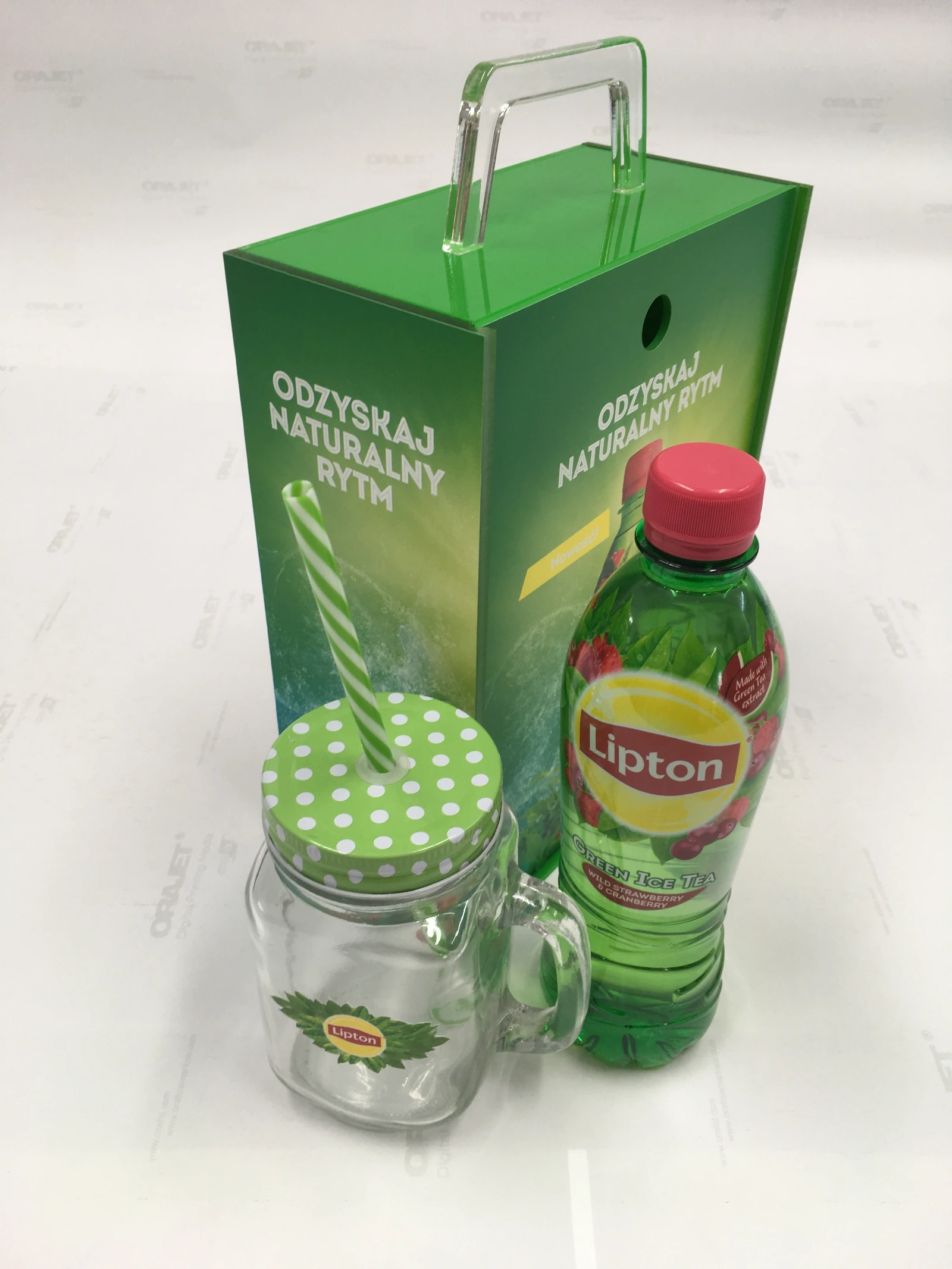 Lipton — Display/lightbox from acrylic for presenting beverages Lipton. Zielona construction from transparent containerami and uchwytami