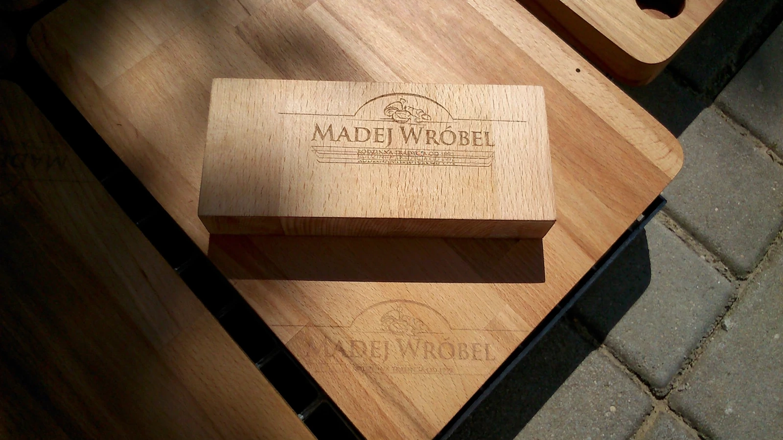 DREWNIANA kostka for krojenia with logotypem brand Madej Wrobel