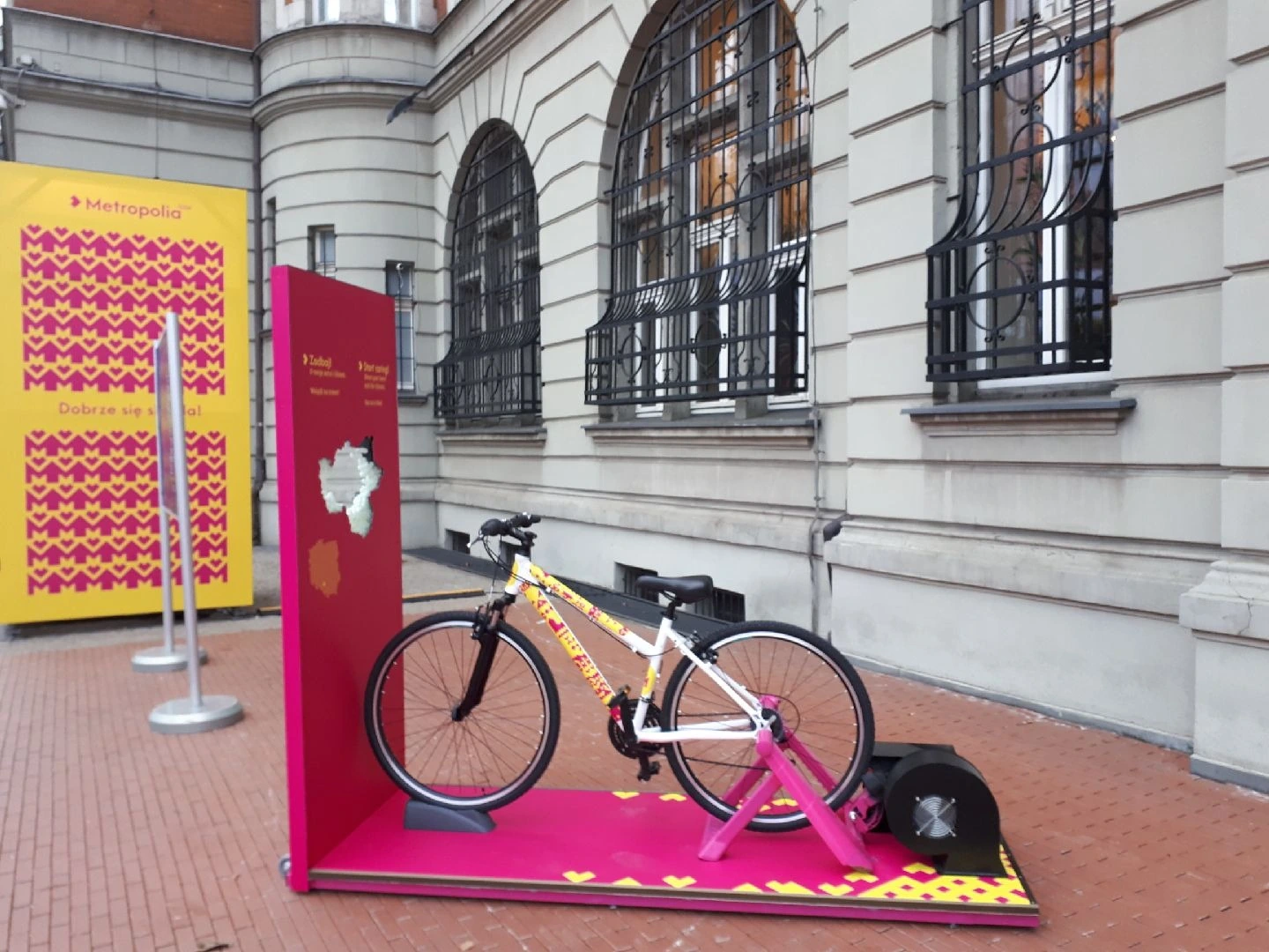 Metropolia — Stand display bicycleowy from acrylic for presenting bicycleu, made from sheets polimerowych in colourach yellow, pink and czar