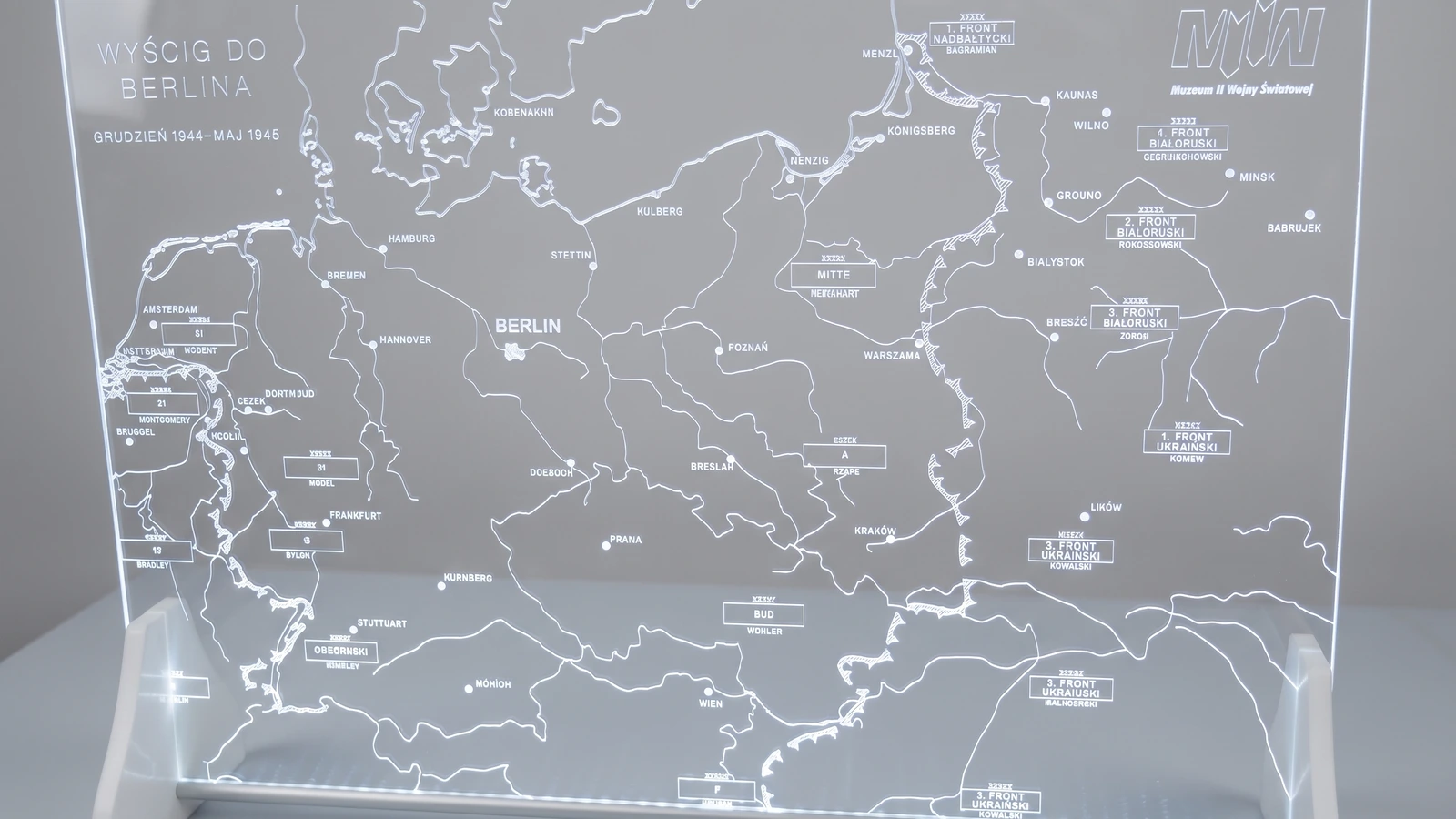 Kaseton z pleksiglasu muzeum-ii-wojny-światowej — przezroczysta ochrona mapy wojennej 1944-1945 z grawerowanymi liniami granic i nazw miast