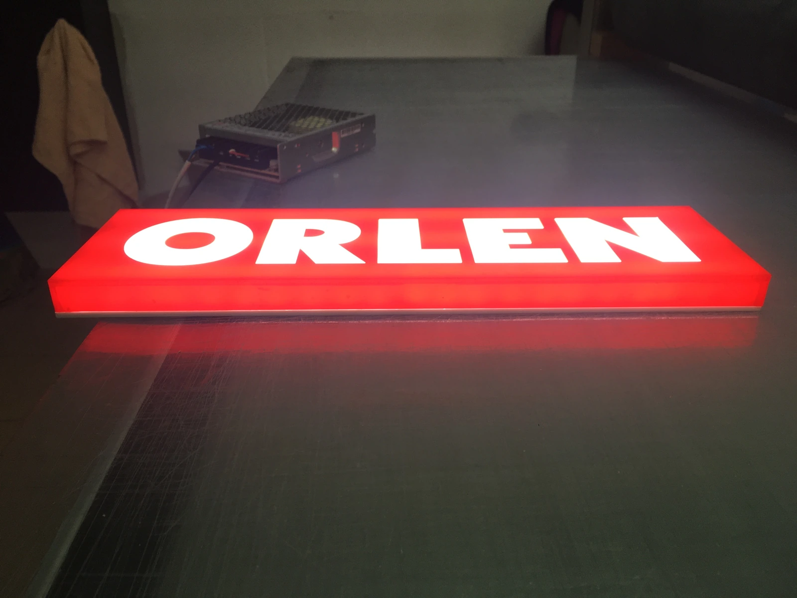 ORLEN — Lightbox light LED with logotypem brand paliwowej, red from white inscription, zasilany elektrycznie