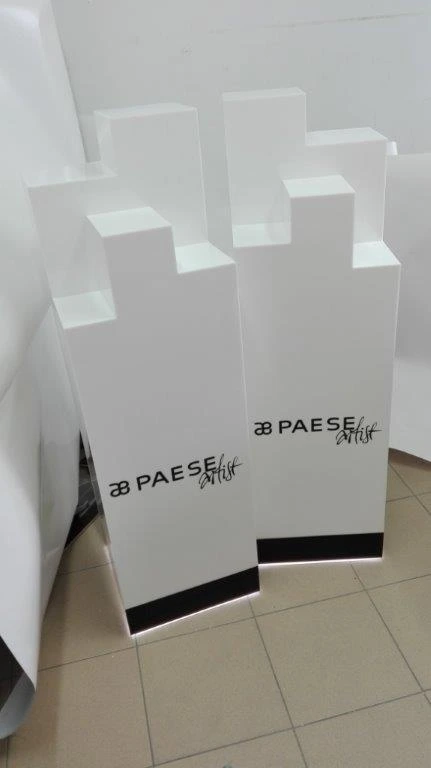 Paese — free-standing displays from white acrylic in L-shapesenting cosmetics linii Paese Artist — LED backlight u