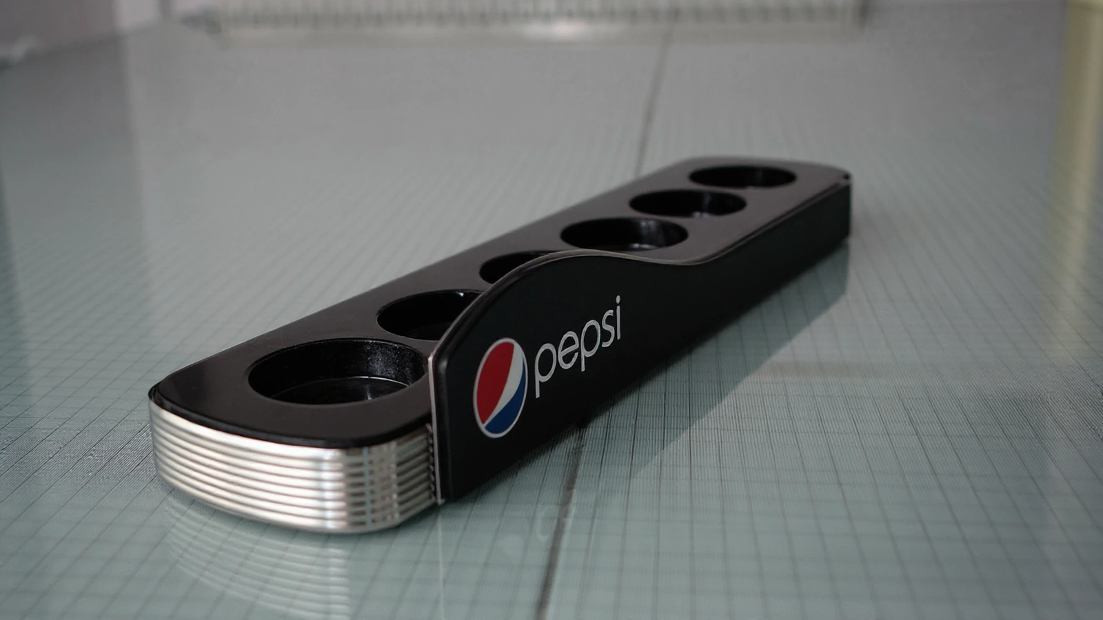 EKSPOZYTER for bottles Pepsi made from lakierowanego MDF, plexi and blachy nierdzewnej