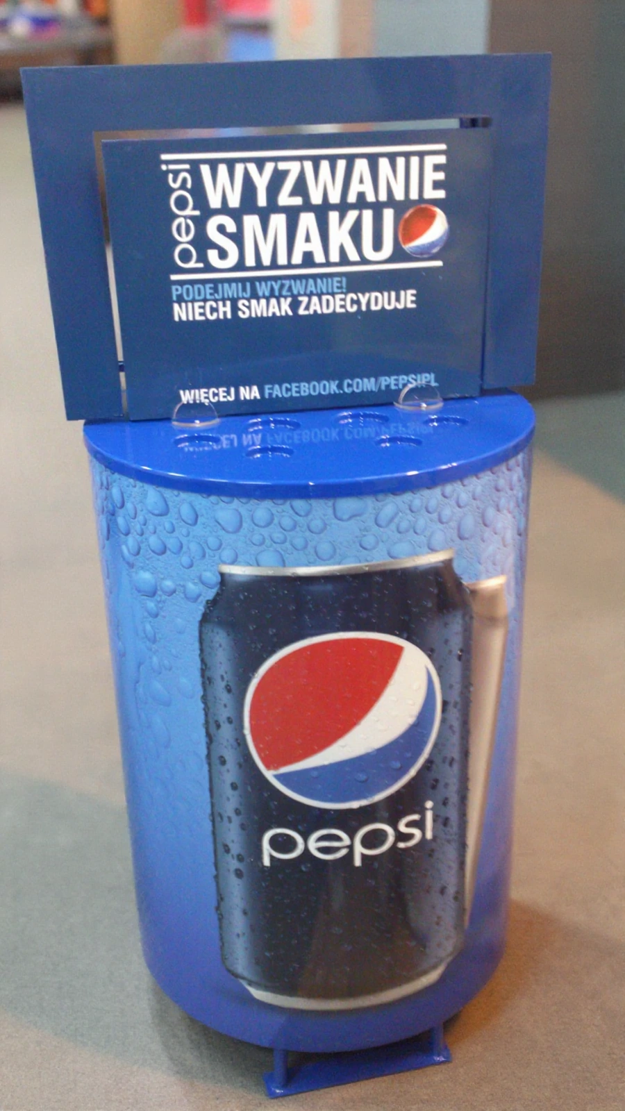 Trolley samplingowy Pepsi Wyzwanie Smaku — mobilna display from acrylic made by PlexiSystem in 2013 year