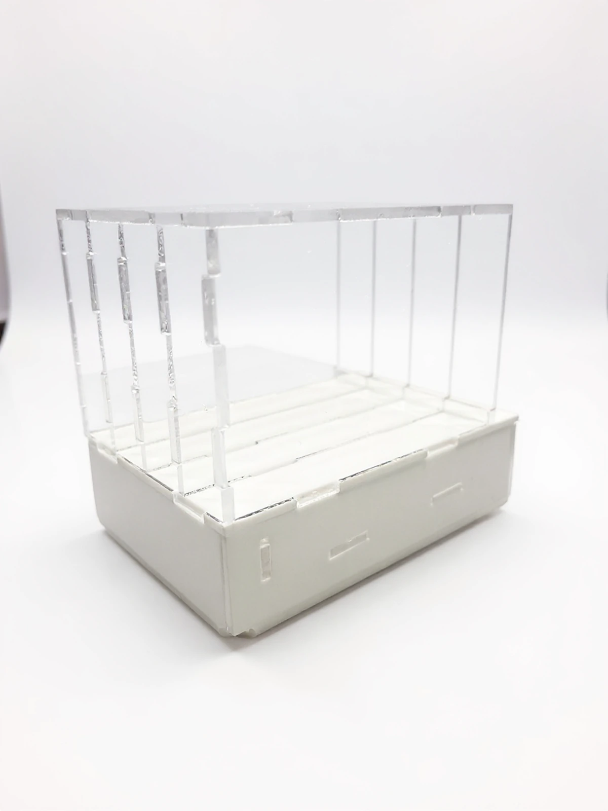 PlexiSystem — Showcase display from acrylic from white base, otwarta from front, for presenting items.