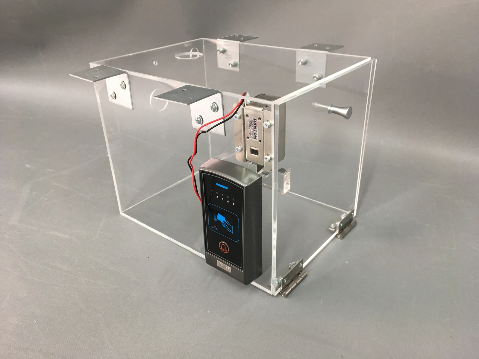Politechnology — device from acrylic from czujnikami pomiarowymi