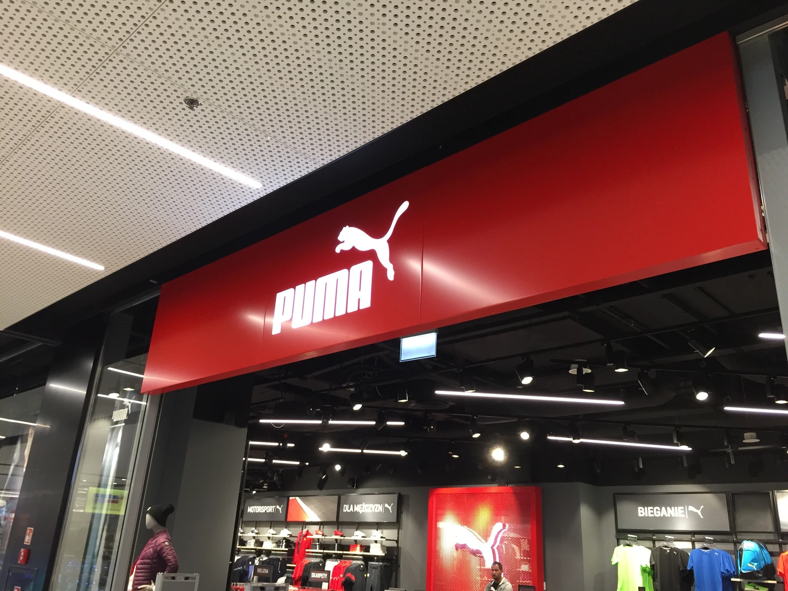 PUMA — Lightbox wall-mounted with logo brand, made from acrylic/material composite, illuminated LED, zaused in handlu detailiczn
