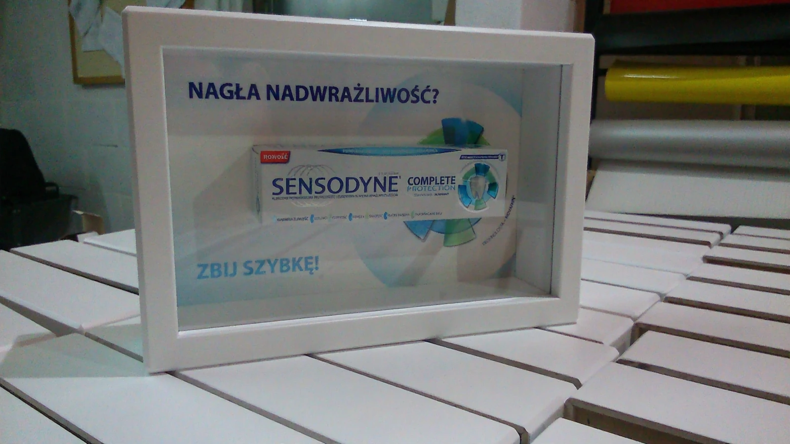 DISPLAY for pasty for teeth Sensodyne — modern project PlexiSystem from August 2014 in break-glass style from LED backlight