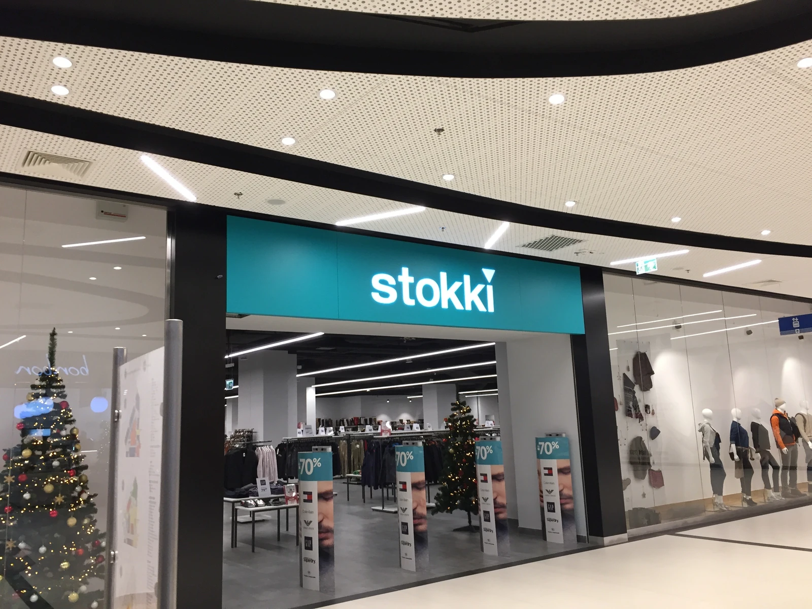 stokki — Lightbox light with logo brand for facade storeu apparel in centrum handlowym, made from acrylic or material kompozy
