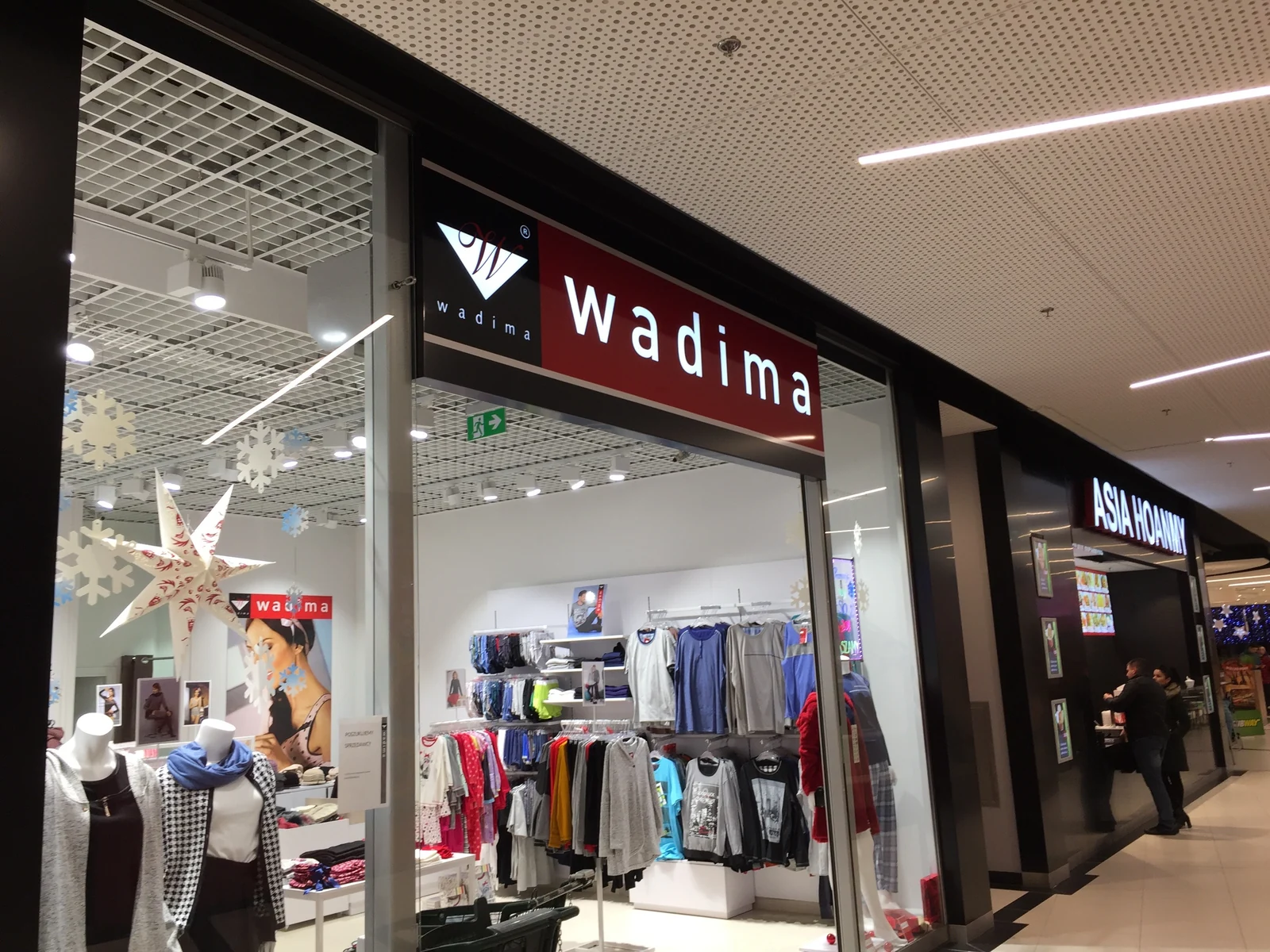 wadima — Lightbox light with logo brand placed nad entrance for storeu apparel, made from materials kompozytowych from wewn
