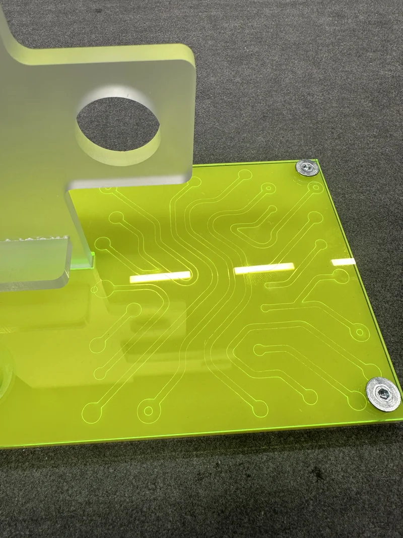 Laser engraving in plexi fluorescencyjnej — pattern circuit-board, effect UV