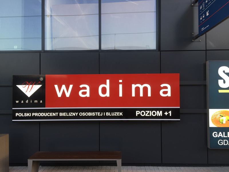 Kaseton elewacyjny LED dzień realizacja Wadima reklama świetlna