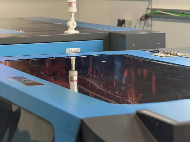 Cięcie laserowe plexi — close-up wiązki lasera