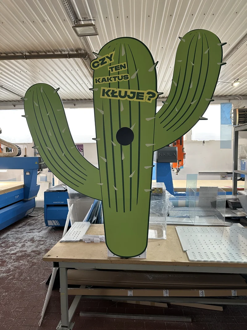 Eventowy kaktus from acrylic — installation interaktywna from slogan CZY TEN KAKTUS KLUJE?