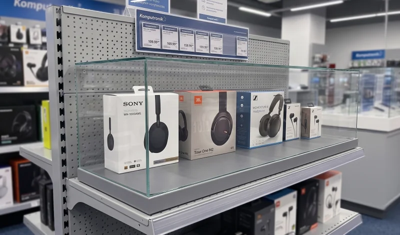 Anti-theft showcases for a consumer electronics retail chain